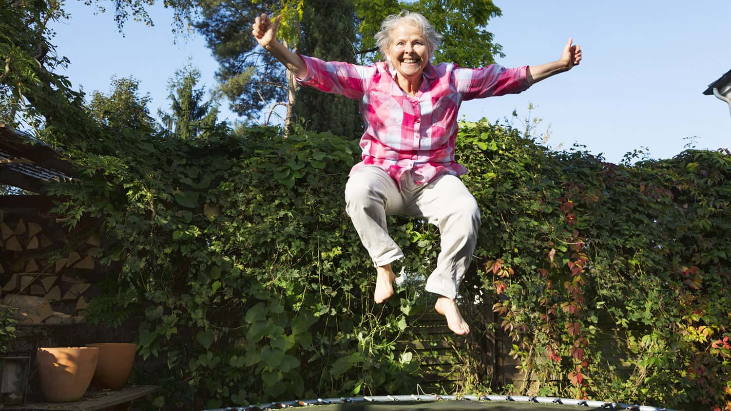 Saltar en trampolín: un ejercicio divertido y efectivo de la NASA que puede ayudar a las mujeres mayores de 60 años a mantenerse saludables.