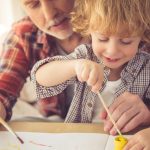 4 consejos para crear momentos más preciados haciendo arte con tus nietos