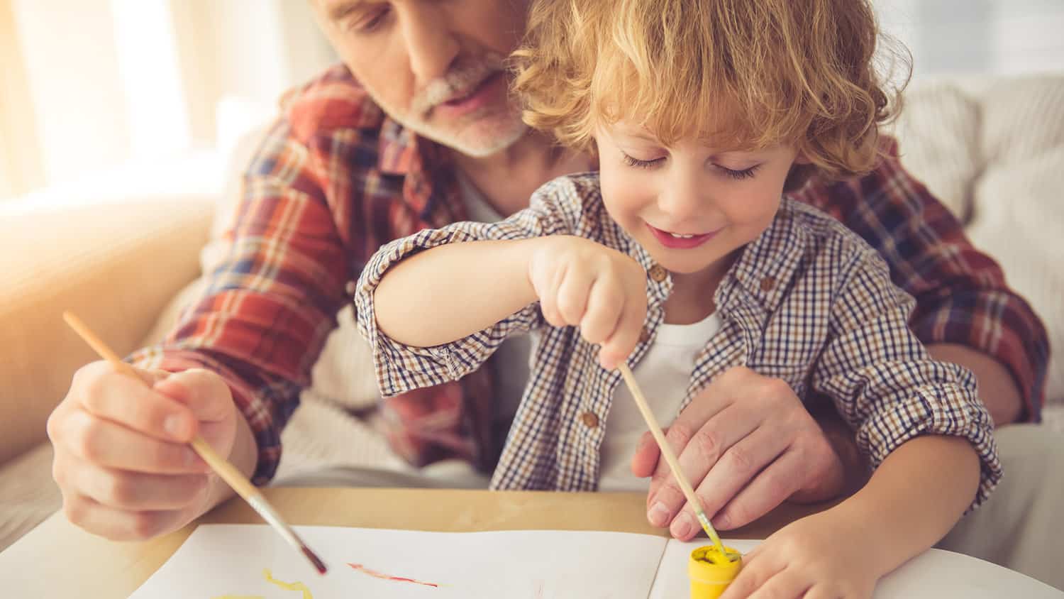 4 consejos para crear momentos más preciados haciendo arte con tus nietos