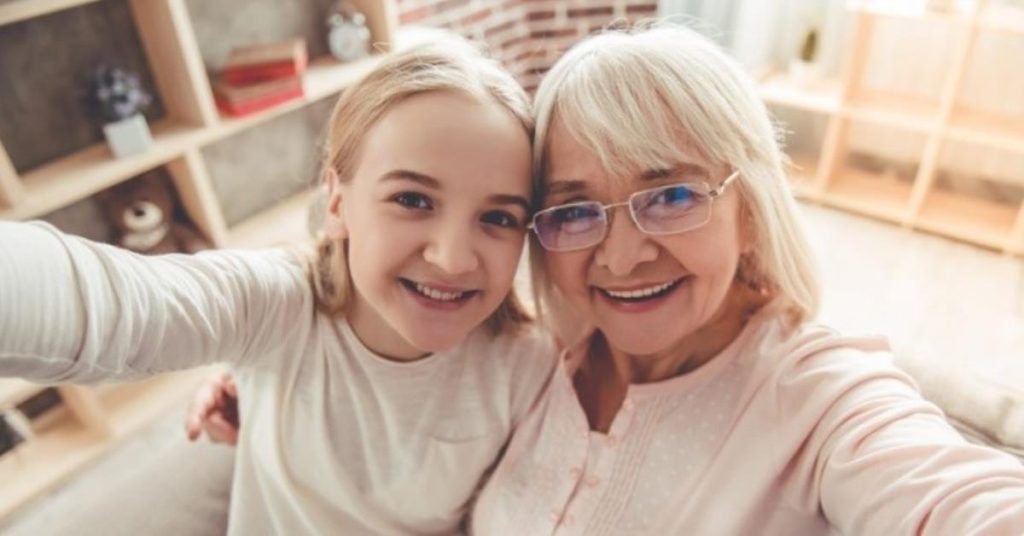 Relaciones entre abuelas y nietos adultos. - La vida es bella