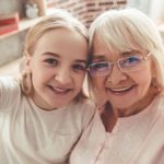 Relaciones entre abuelas y nietos adultos.