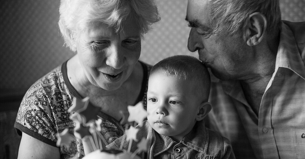 Los secretos de la felicidad en los brazos de los abuelos