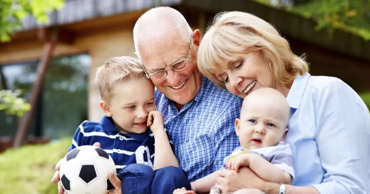 Ahora, para muchas familias, el valor de la comunicación de los nietos con sus abuelos se ha desvanecido hace mucho tiempo. A veces, esa comunicación está completamente ausente o se ha reducido al mínimo. Y esto ocurre por diversas razones. Entre las cuales pueden estar: