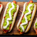 Hot dog con guacamole y salsa de crema de queso…