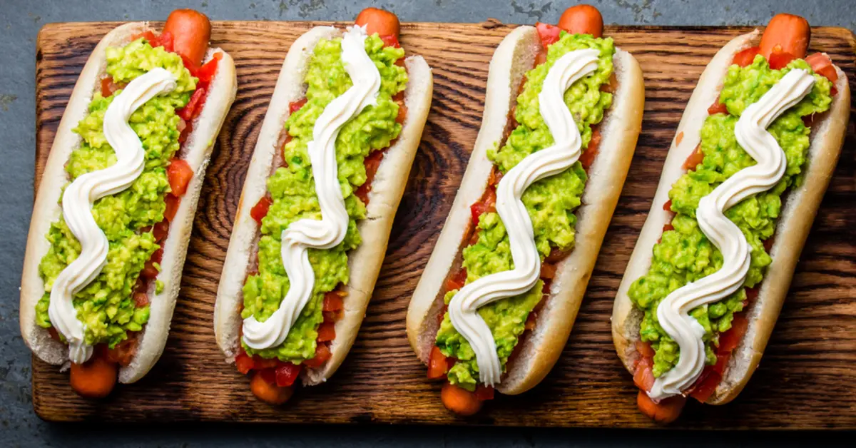 Hot dog con guacamole y salsa de crema de queso…