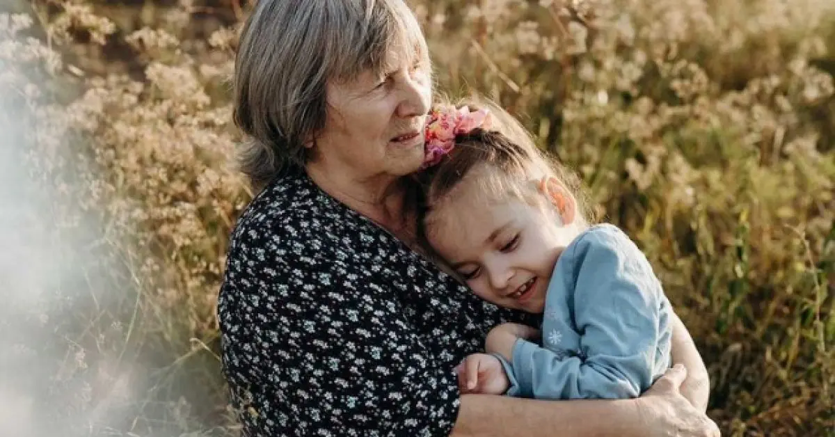 Los psicólogos notaron un patrón extraño: la alegría generalmente se comparte con tres personas. Pero la tristeza, al menos con siete. ¿Por qué es así? Probablemente porque la alegría, cuando se comparte, realmente parece multiplicarse, y la tristeza se vuelve un poco más ligera. O simplemente nos da miedo estar solos con ella. Pero la abuela decía algo diferente…